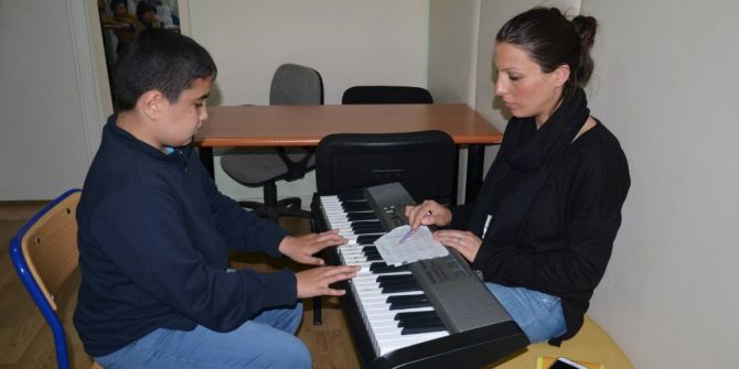 Otizmli Öğrencilerin Müzik Becerileri Görenleri Şaşırtıyor