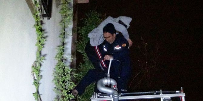 Evde Mahsur Kalan Hırsızı Polis Kurtardı