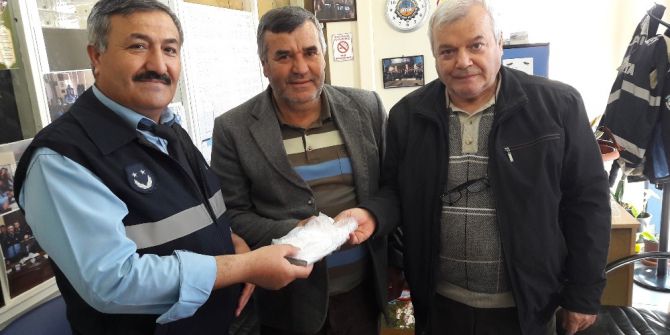 Sokakta Bulduğu 10 Bin Lirayı Zabıta Ekiplerine Teslim Etti