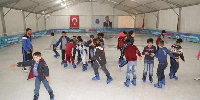 Seyhan’da Buz Pisti Açıldı