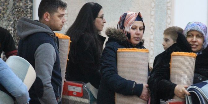 Halı Satış Mağazasında Bedava Halı İzdihamı