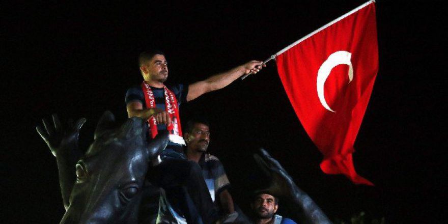 Antalya’da Demokrasi Nöbeti Devam Ediyor
