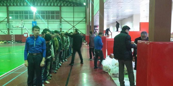 Afganlı Mülteciler Otel Ve Spor Salonuna Yerleştirildi