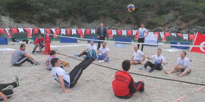 Türkiye’de İlk Kez Oturarak Voleybol Oynandı