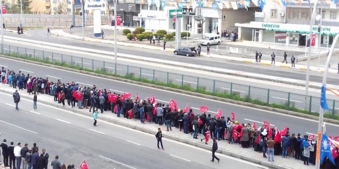 Ak Parti Bağlar Teşkilatı Cumhurbaşkanı Erdoğan’ı Yolda Bayraklarla Karşıladı