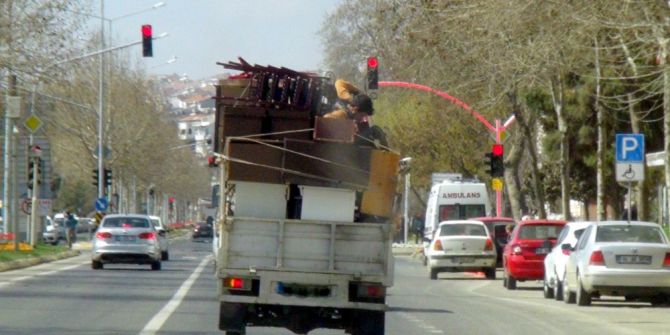 Kamyonetin Kasasında Tehlikeli Yolculuk