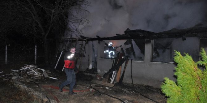 Bilecik’te Yazlık Ev Alev Alev Yandı