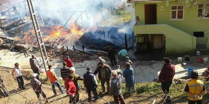 Kastamonu’da 2 Katlı Ahşap Ev Alevlere Teslim Oldu