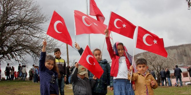 Bingöl’de Köy Girişine Dev Türk Bayrağı Asıldı