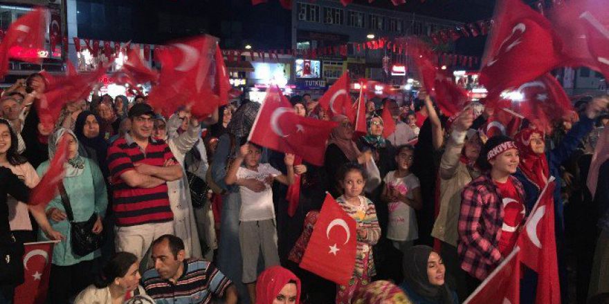 Ümraniye Kırmızı-beyaza Büründü