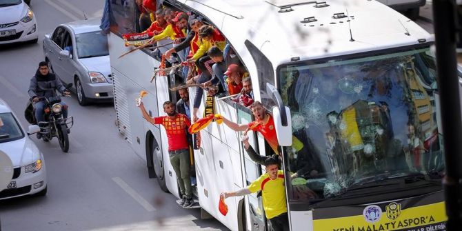 Yeni Malatyaspor’lu Taraftarlar İle Elazığspor’lu Taraftarlar Darende’de Birbirine Girdi