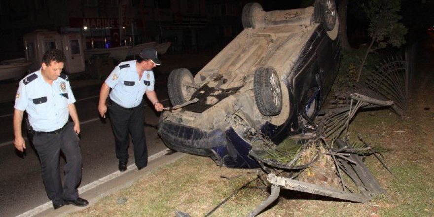 Kamyonet Refüjdeki Korkuluklara Çarptı: 2 Yaralı