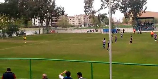 Futbol Sahalarında Görülmeyen Olay; Top 15 Dakika Boyunca Kalecide Kaldı!