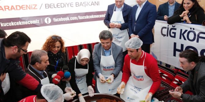 Küçükçekmece’de 12 Bin Kişiye Çiğ Köfte Dağıtıldı