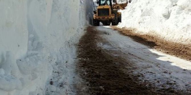Başkale’de Yollu Kapalı Olan Mahalleler Ulaşıma Açıldı.