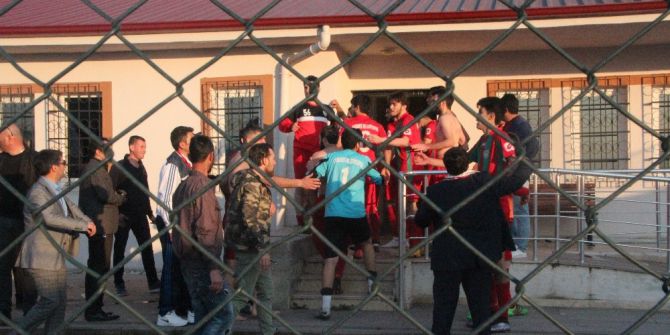 Şampiyonluk Maçı Sonrası Soyunma Odası Önü Karıştı, Yumruklar Konuştu