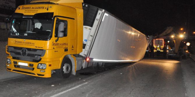 Gebze’de Tır Yan Yattı, İstanbul Yönü Trafiğe Kapandı