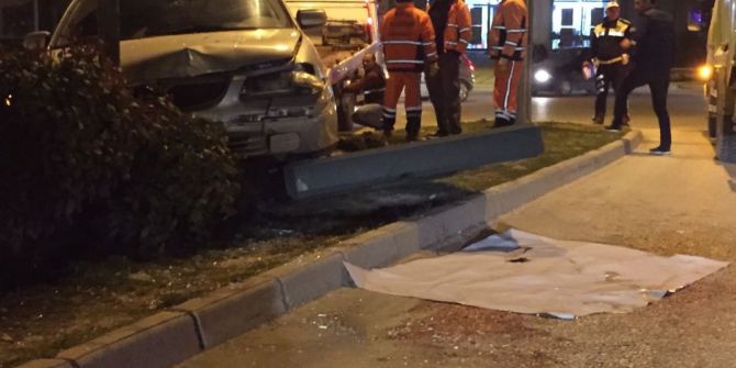 Önce Reklam Tabelasını Sonra İki Kişiyi Ezdi