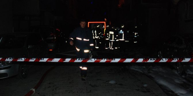 Bahçelievler’de İki Otomobil Alev Alev Yandı