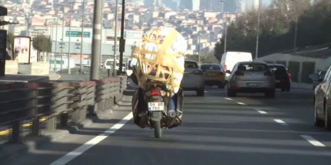 Motosikletle Taşıdığı Yük Bu Kadarına Pes Dedirtti