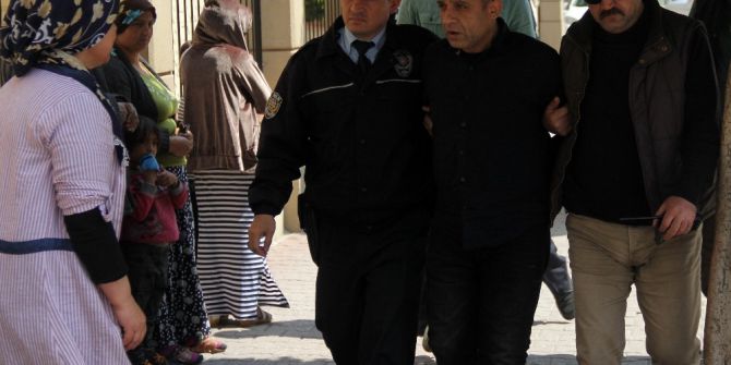 Cezaevi Firarisi Yakalanınca Adliye Kapısına Kafa Attı