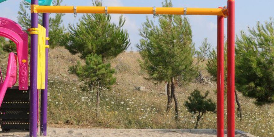 Hırsızlar Çocuk Parkındaki Salıncakları Çaldı