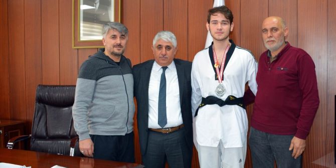 Sorgun Belediye Başkanı Şimşek, Başarılı Sporcuyu Ödüllendirdi