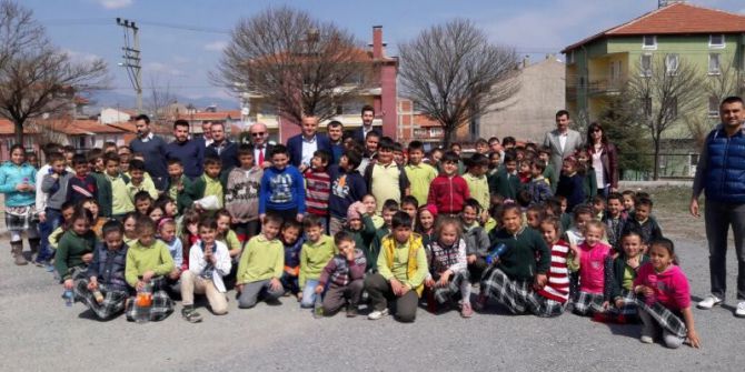 Cumhuriyet İlkokulunda Fidan Dikim Etkinliği