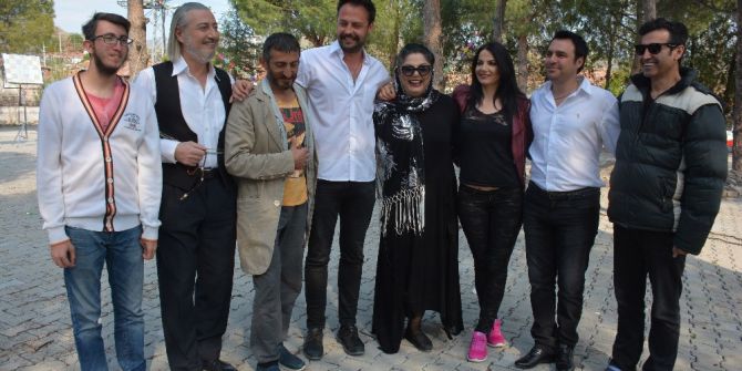 Ünlü Şarkıcı İzel Kilo Alma Nedenini Açıkladı