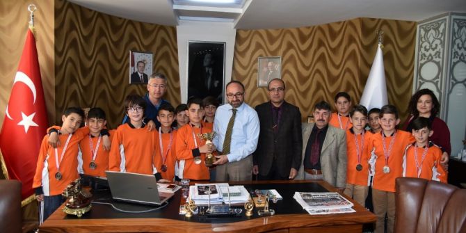 Başkan Üzülmez, Dürdane Özdilek Ortaokulu Futbol Takımını Ağırladı