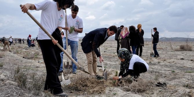 Gençler Önce Fidan Dikti Sonra Kitap Okudu