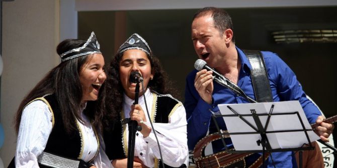 Sümer Ezgü, Otistik Çocuklarla Düet Yaptı