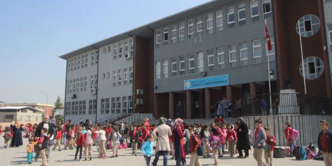 Yangından Korkan Öğrencileri İtfaiye Eri Kıyafetlerini Giydirerek Teselli Etti