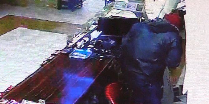 Delik Çuvalla Sigara Çalmaya Kalktı