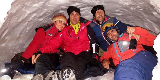 Dağcılar Kar Mağarasında Sabahladı