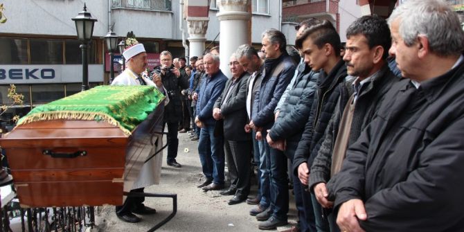 Silahıyla Oynarken Kendini Vuran Postane Çalışanı Son Yolculuğuna Uğurlandı