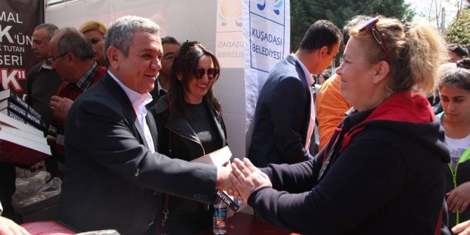 Kuşadası Belediyesi Davutlar’da ’Nutuk’ Dağıttı