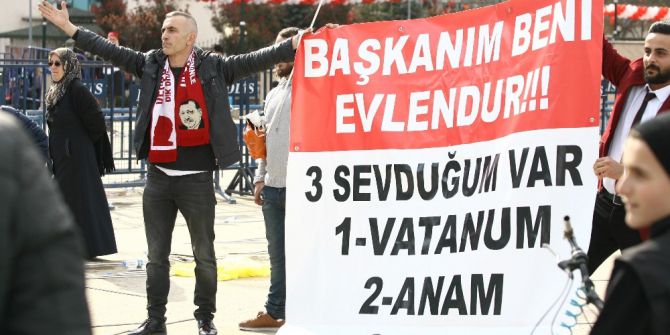 Pankart Açarak Cumhurbaşkanı Erdoğan’dan Kendisini Evlendirmesini İstedi