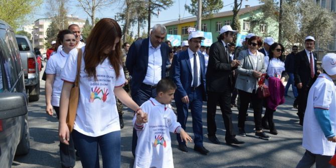 Otizme Dikkat Çekmek İçin Yürüdüler