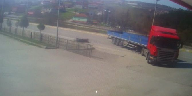 Direksiyon Hakimiyetini Kaybeden Motosiklet Tır’ın Altına Girdi