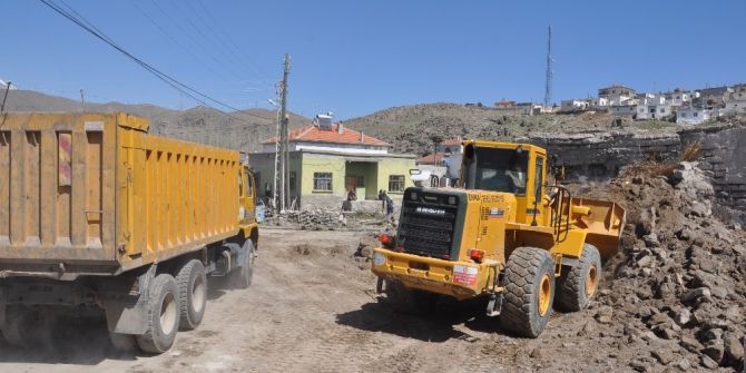 Soysallı Mahallesinde Metruk Ev Temizliği