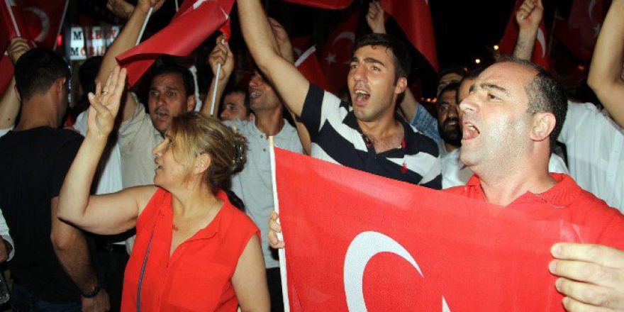 Diyarbakır’da Demokrasi Nöbetinde 65 Bin Türk Bayrağı Dağıtıldı