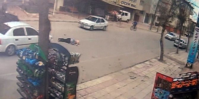 Otomobilin Genç Kıza Çarptığı An Kamerada