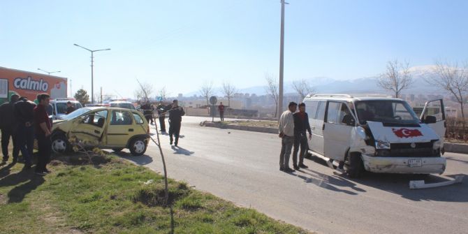 Otomobiller Kavşakta Kafa Kafaya Çarpıştı: 2 Yaralı