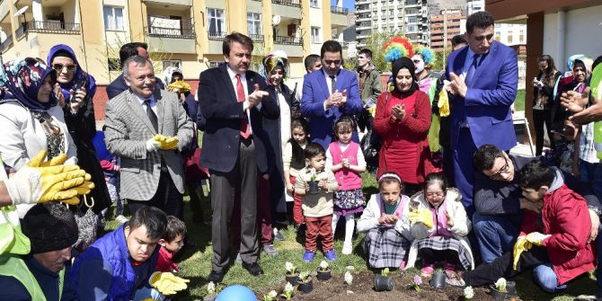 Başkan Erkoç, Özel Çocuklarla Çiçek Dikti