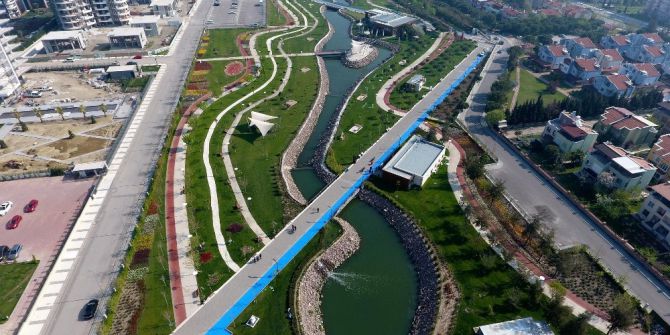 Manisa’daki Renk Cümbüşü Büyülüyor