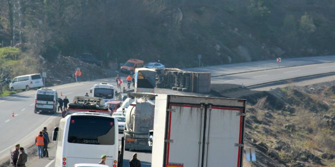 Devrilen Tır Zonguldak-istanbul Yolunu Trafiğe Kapattı