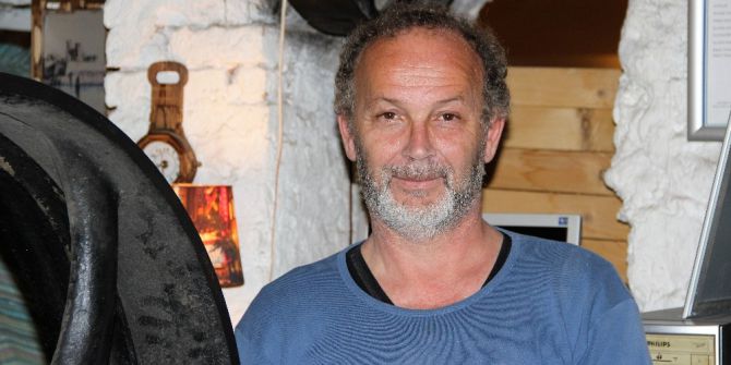 -hababam Sınıfı’nın Başrol Oyuncusu Bodrum’da Tahta Sandalye Üretiyor