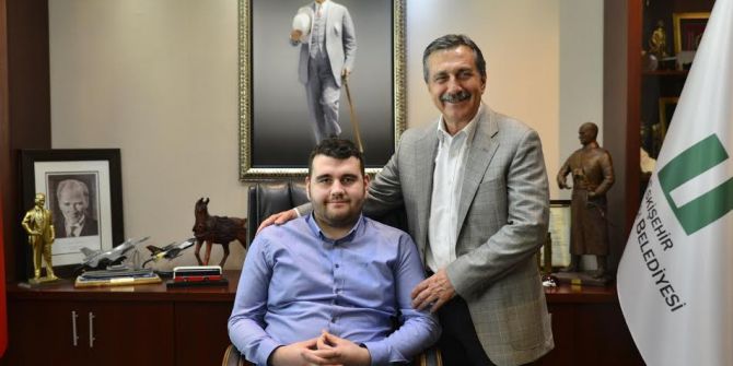 19 Yaşındaki Otistik Mertcan Bir Günlüğüne Başkan Oldu