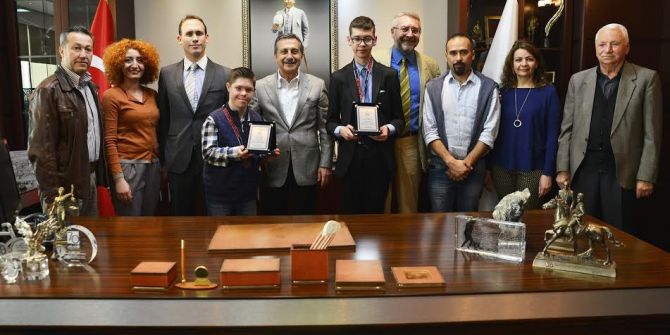 Başarılı Yüzücüler Başkan Ataç’ı Ziyaret Etti